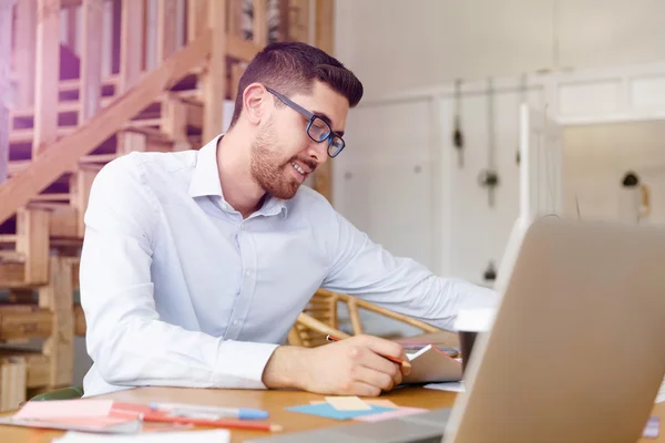 Junger Mann in der Offensive — Stockfoto