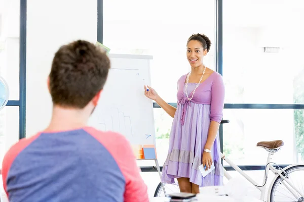 Gelegenheitsunternehmerin bei einem Vortrag im Büro — Stockfoto