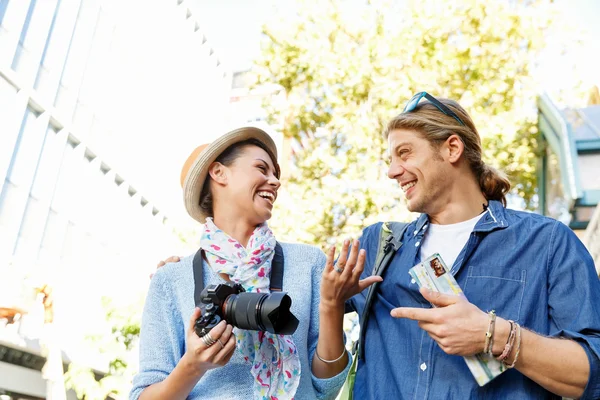 Sonriente pareja con la cámara — Foto de Stock