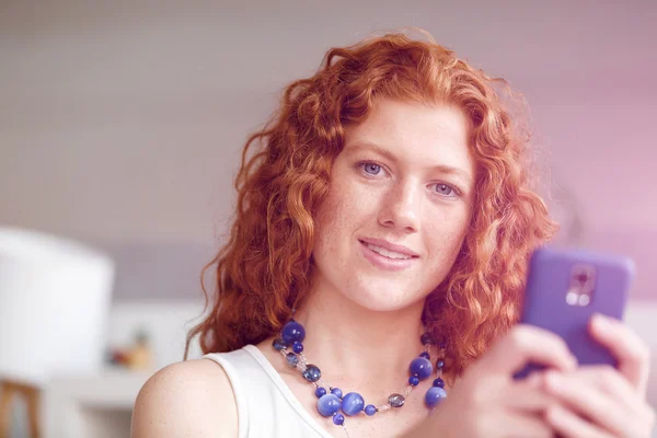 Glad vacker ung affärskvinna med hjälp av smart telefon leende — Stockfoto