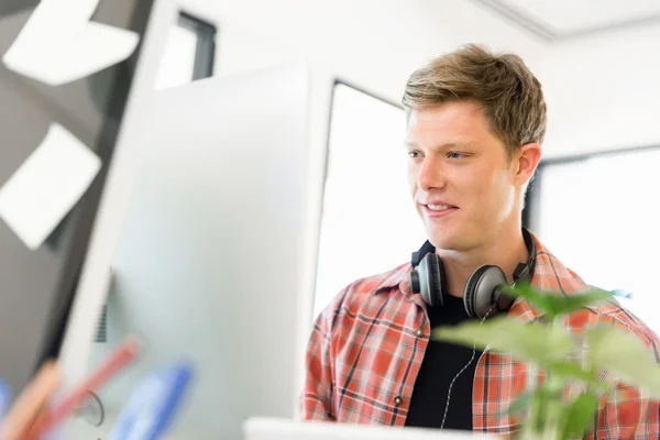 Junger Mann arbeitet im Büro — Stockfoto