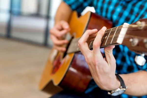 Ofiste adam oyun gitar — Stok fotoğraf