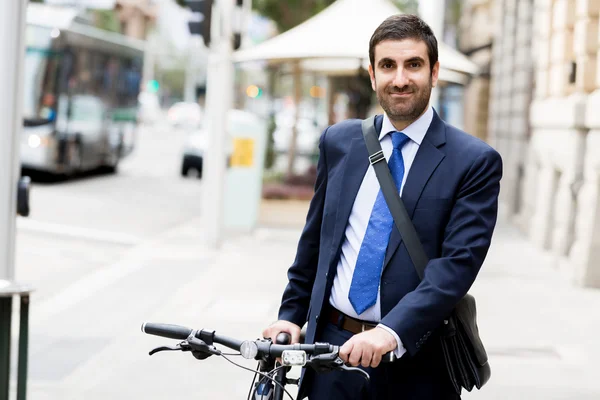 Jonge zakenmensen met een fiets — Stockfoto