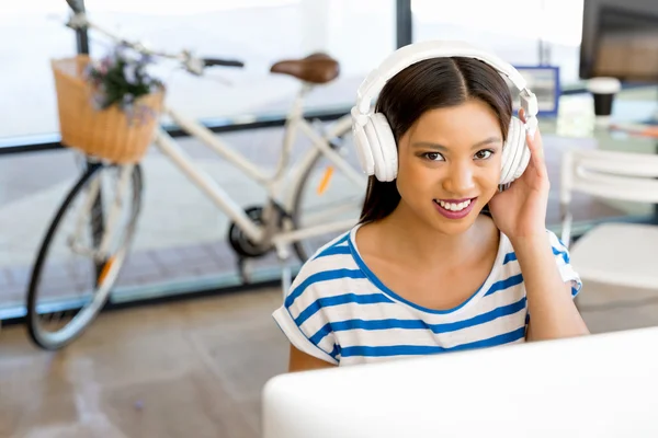 Young woman in office — Stock Photo, Image