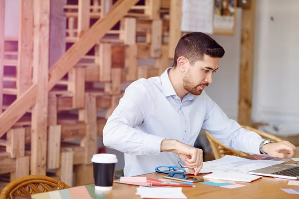 Jonge man in Office — Stockfoto