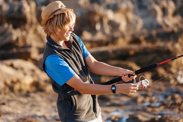 Adolescente pescando en el mar — Foto de Stock