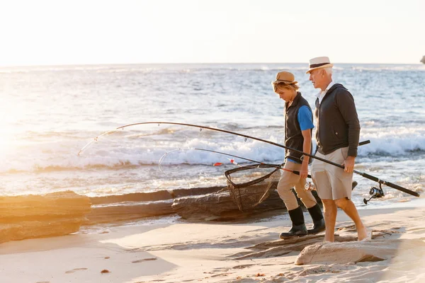 Idősebb férfi horgászik az unokájával. — Stock Fotó