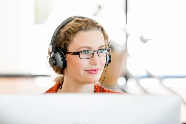 Junge Frau mit Handy im Büro — Stockfoto