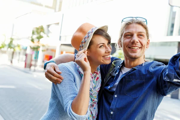 Coppia sorridente con la fotocamera — Foto Stock