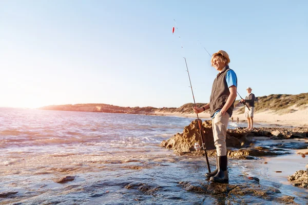 10 代の少年が海で釣り — ストック写真
