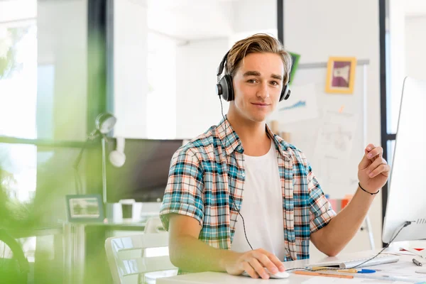 Junger Mann arbeitet im Büro — Stockfoto