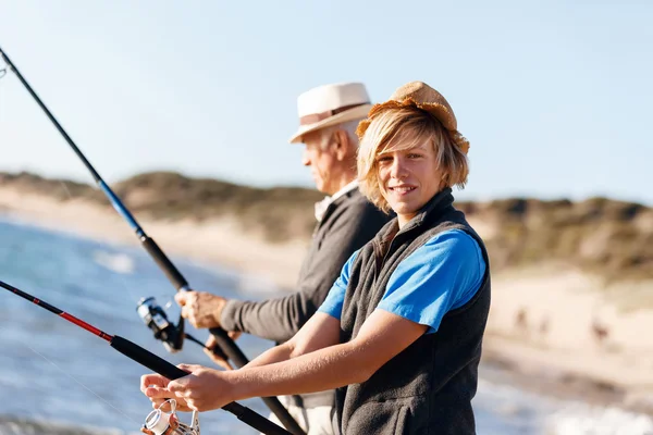 Tiener jongen vissen op zee — Stockfoto