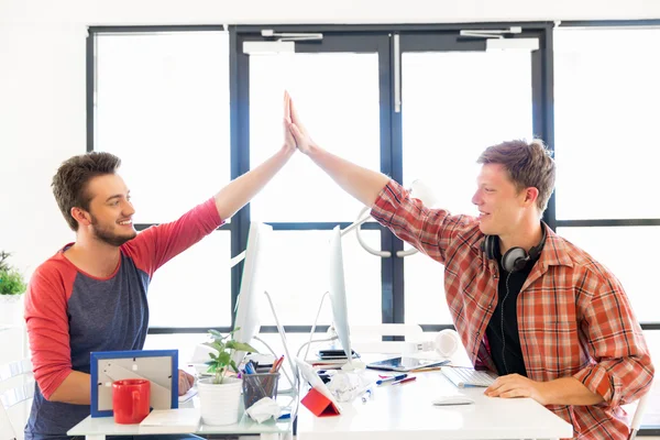 Dos jóvenes en la oficina aplaudiendo — Foto de Stock