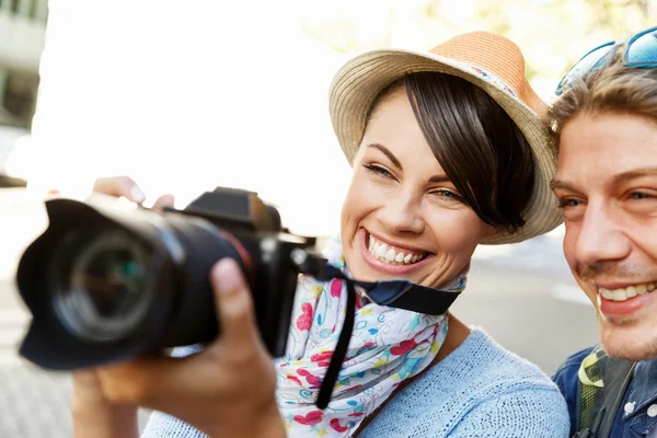 Smiling couple with the camera — Stock Photo, Image