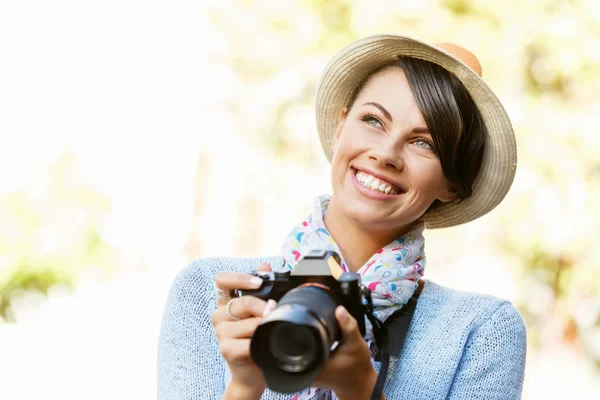 Outdoor-Sommer lächelnden Lifestyle-Porträt der hübschen jungen Frau mit Kamera — Stockfoto