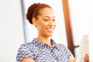 Afro-Amerikan ofis çalışanı iş içinde gülümseyen portresi