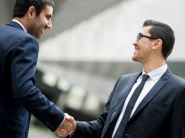 onların el sıkışan iki iş adamları