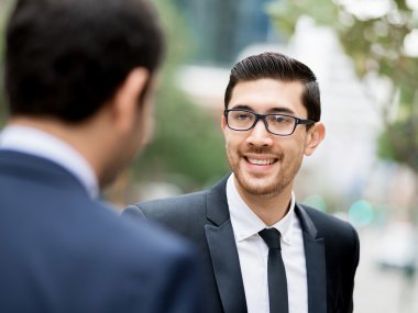 Dışarıdaki yakışıklı iş adamının portresi.