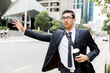 Genç İşadamları için bir taksi yağıyor