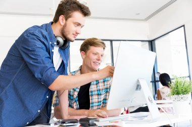 Genç Ofis çalışanları tartışıyor