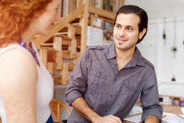 Ofisteki iki genç mimar