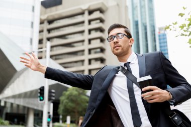 Genç İşadamları için bir taksi yağıyor