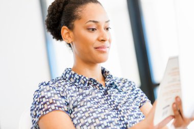 Afro-Amerikan ofis çalışanı iş içinde gülümseyen portresi