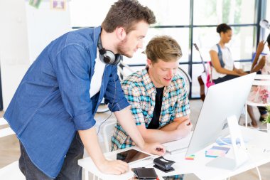 Genç Ofis çalışanları tartışıyor