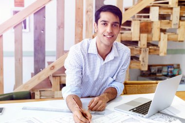 Genç adam mimar ofis