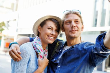 Gülümseyen çift kamera ile