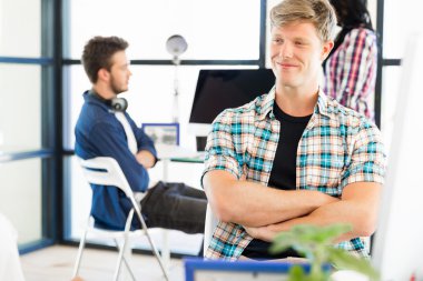 Genç adam ofiste çalışıyor.