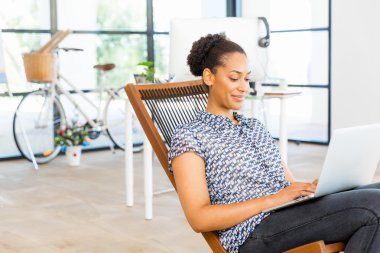Afro-Amerikan ofis çalışanı iş içinde gülümseyen portresi