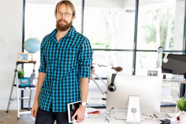 Genç adam ofiste çalışıyor.