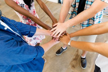 Gençlerin birlikte ellerini koyarak Üstten Görünüm