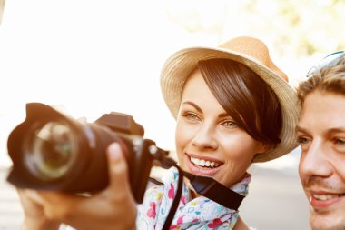 Gülümseyen çift kamera ile