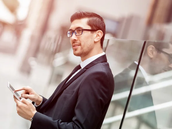 Retrato de hombre de negocios guapo Al aire libre — Foto de Stock