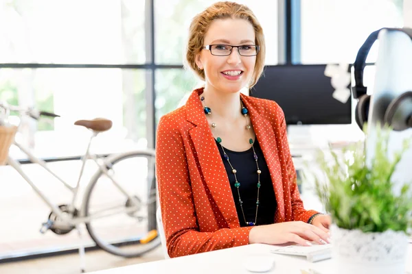 Young woman in office — Stock Photo, Image