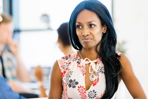 Portrait of smiling afro-american office worker sitting in offfice — Stock Photo, Image