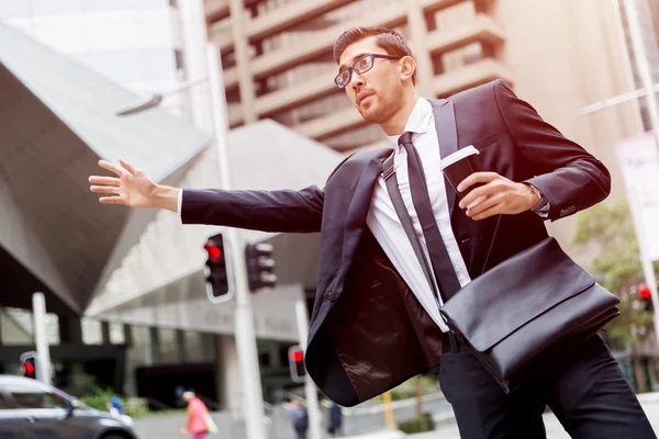 Jóvenes hombres de negocios pidiendo un taxi — Foto de Stock