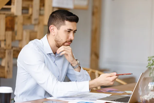 Ung man arkitekt i office — Stockfoto