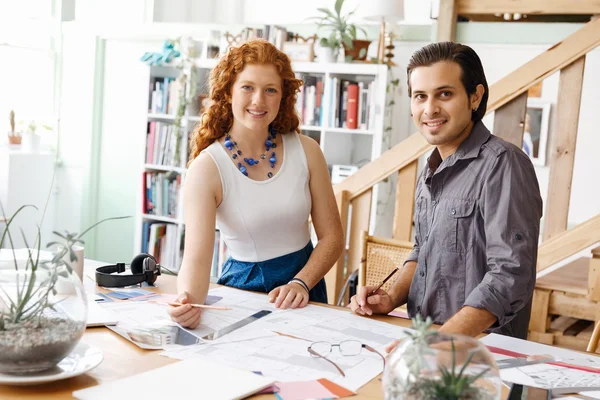 Dos jóvenes arquitectos en el cargo — Foto de Stock