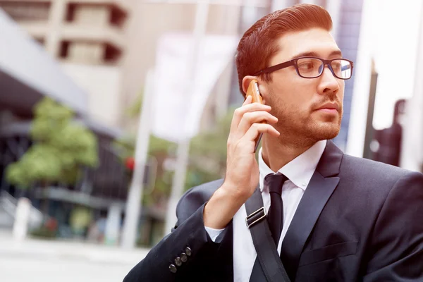 Retrato de hombre de negocios guapo Al aire libre — Foto de Stock