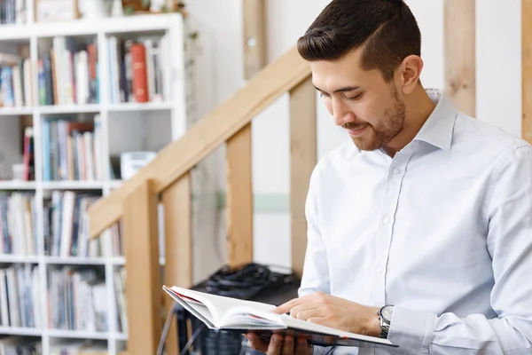 Jonge man in Office — Stockfoto