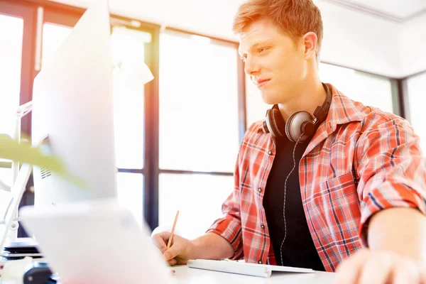 Junger Mann arbeitet im Büro — Stockfoto