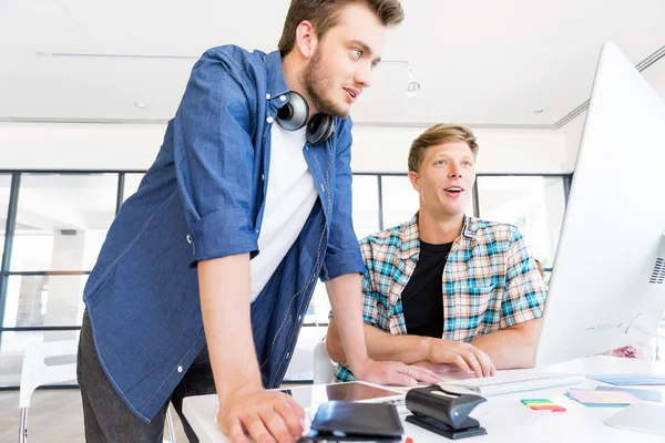 Junge Büroangestellte diskutieren — Stockfoto