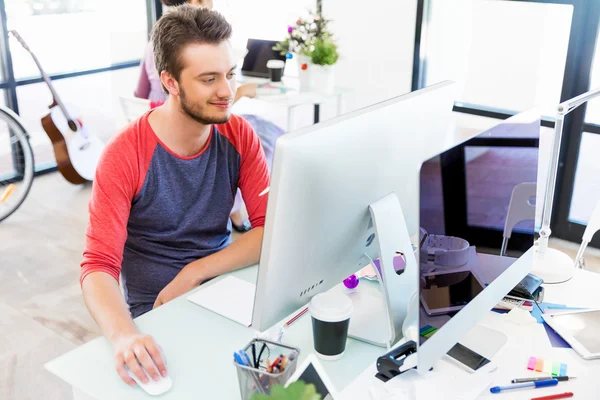 Junger Mann arbeitet im Büro — Stockfoto