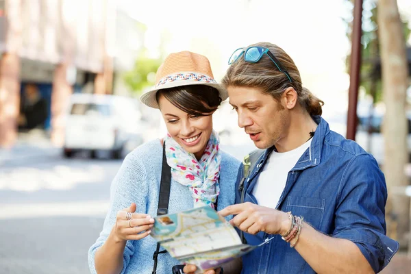 Girl and guy on the streets of a city — Stock Photo, Image