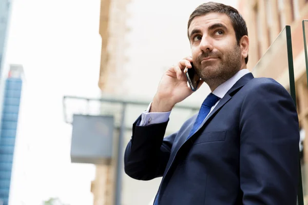 Retrato de hombre de negocios guapo Al aire libre — Foto de Stock