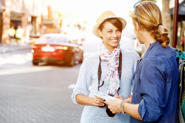 Ragazza e ragazzo per le strade di una città — Foto Stock