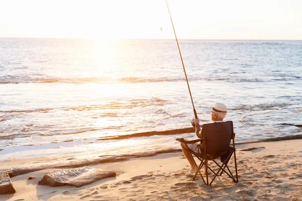 Homem sênior de pesca ao lado do mar — Fotografia de Stock